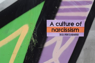 黑色和绿色雪碧标志